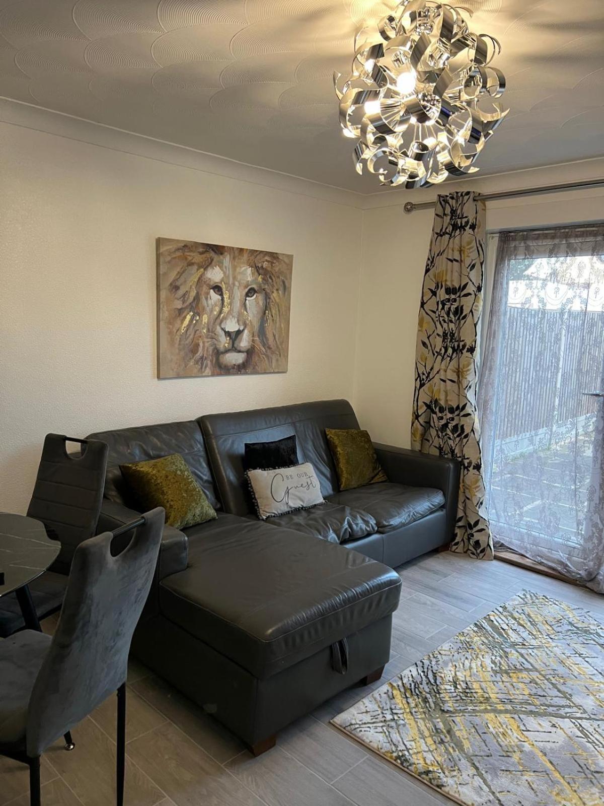 Beautiful 2-Bedroom In Grays Close To Lakeside Экстерьер фото