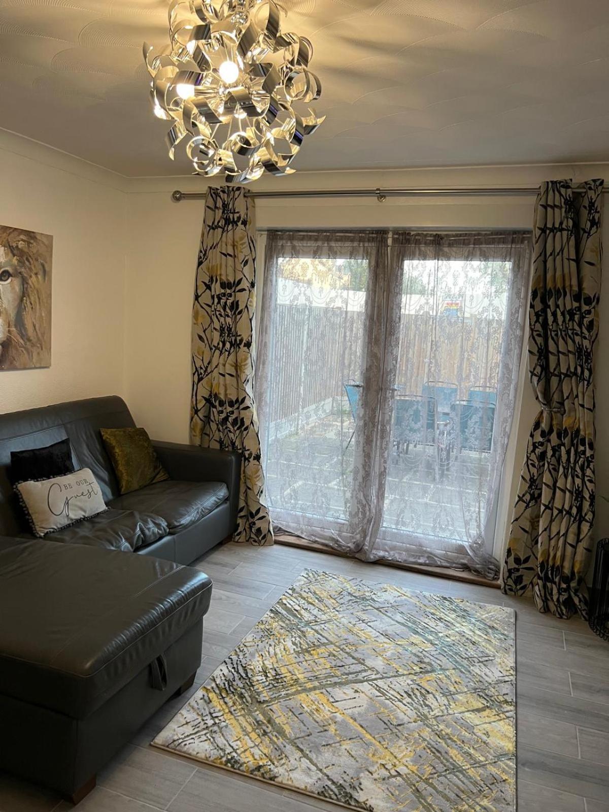 Beautiful 2-Bedroom In Grays Close To Lakeside Экстерьер фото