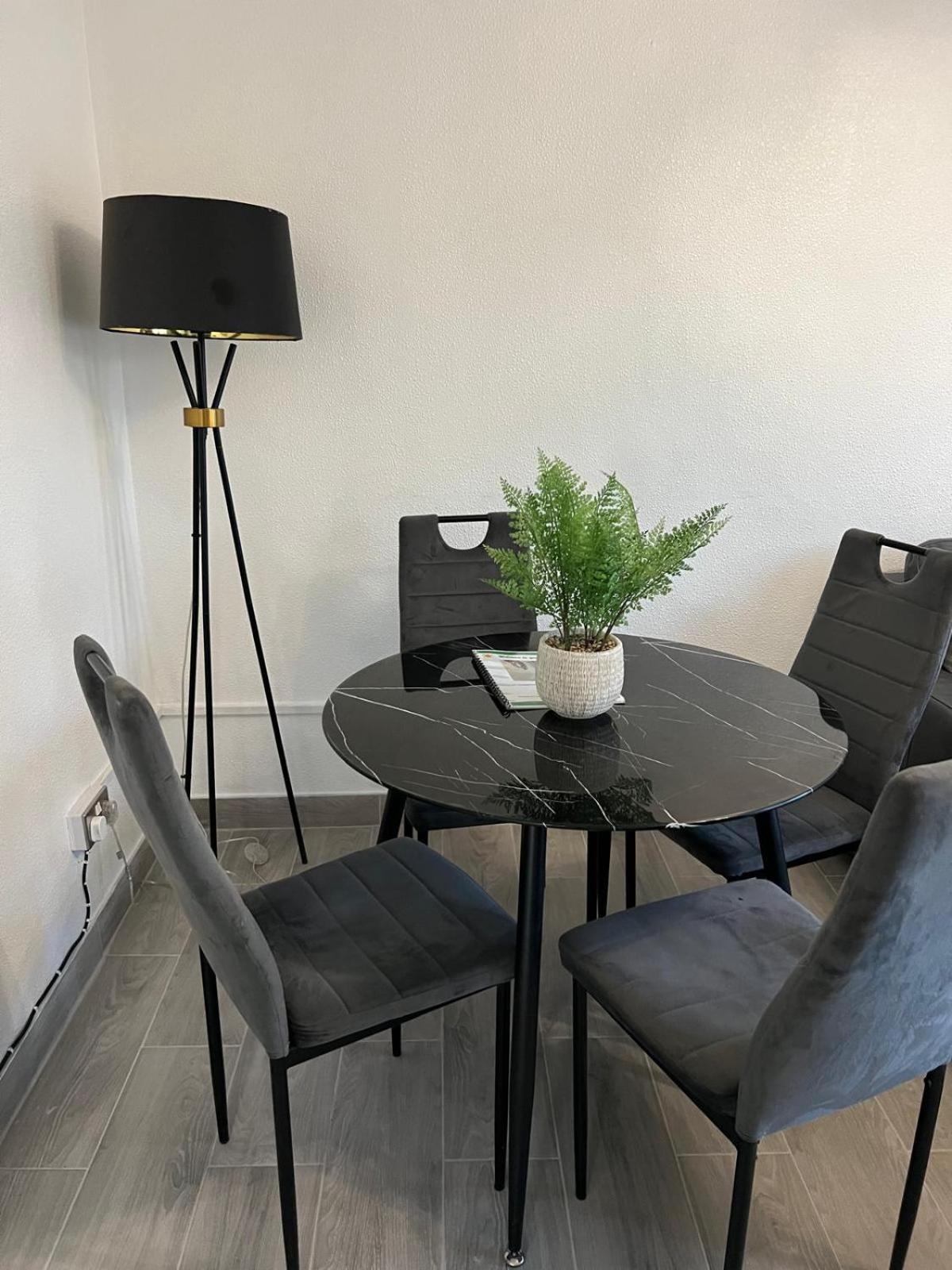 Beautiful 2-Bedroom In Grays Close To Lakeside Экстерьер фото