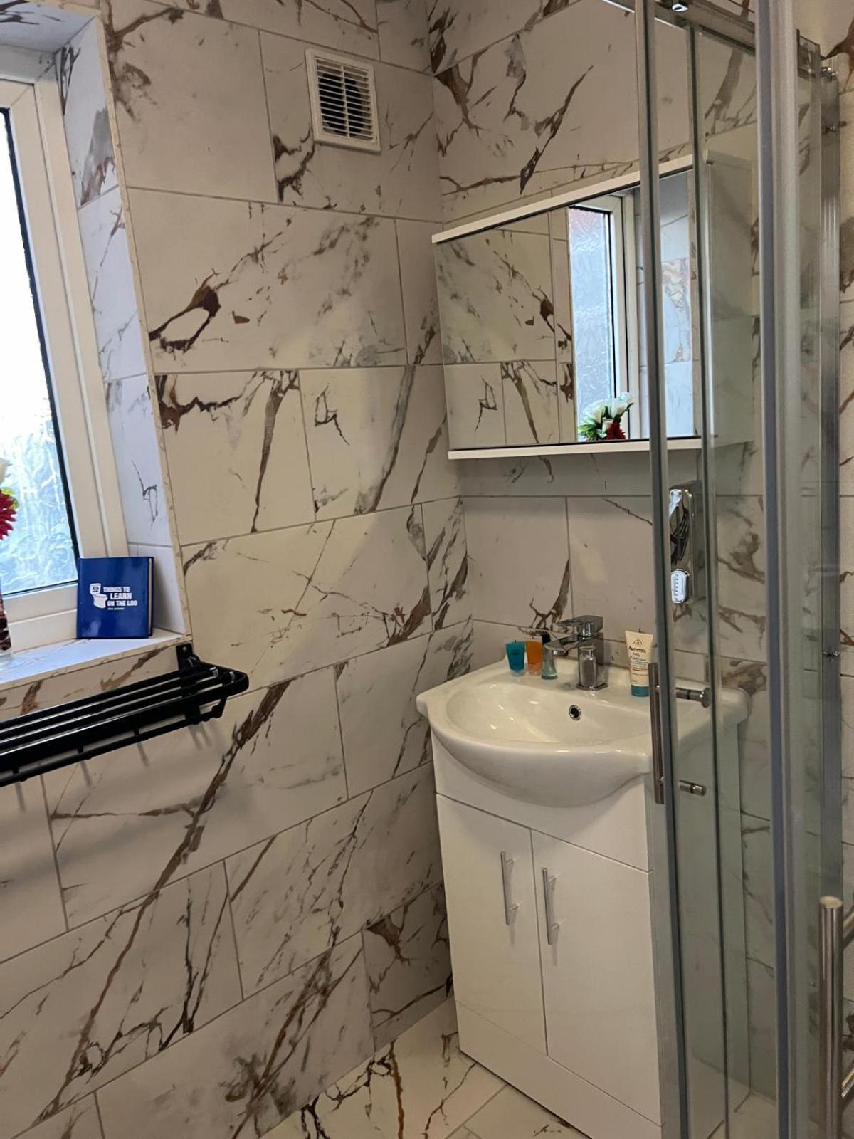 Beautiful 2-Bedroom In Grays Close To Lakeside Экстерьер фото