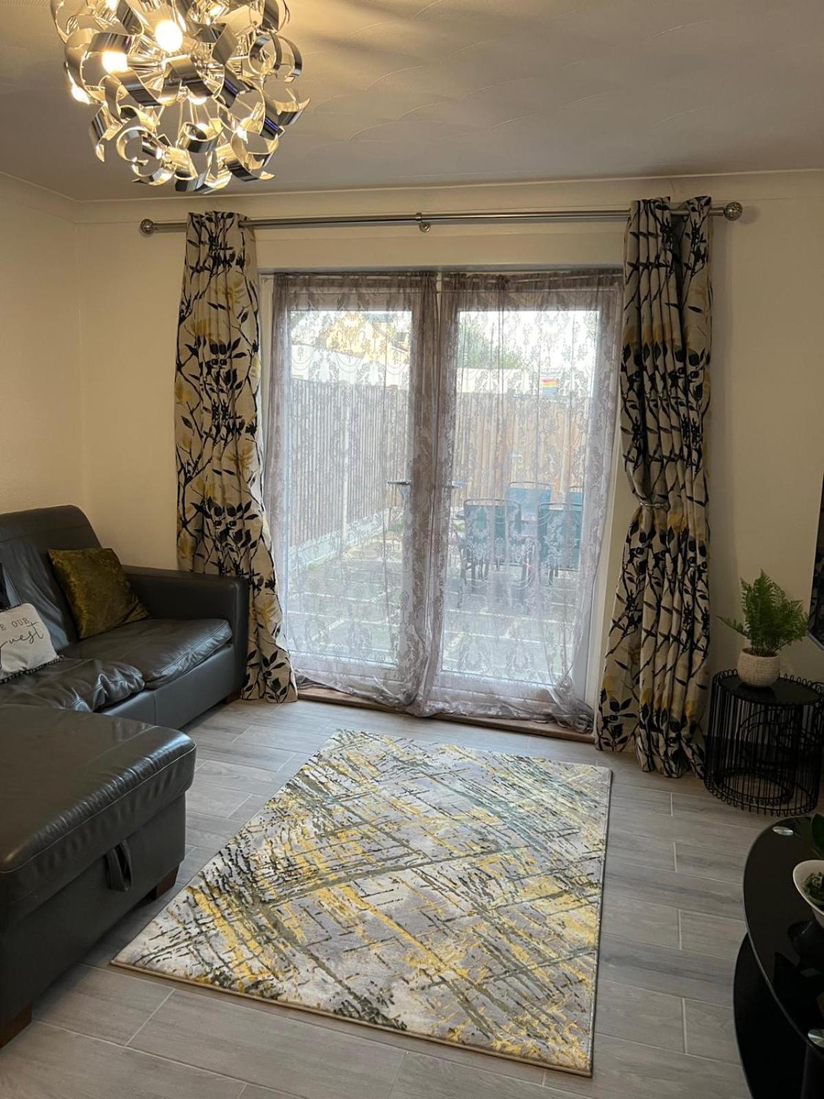 Beautiful 2-Bedroom In Grays Close To Lakeside Экстерьер фото