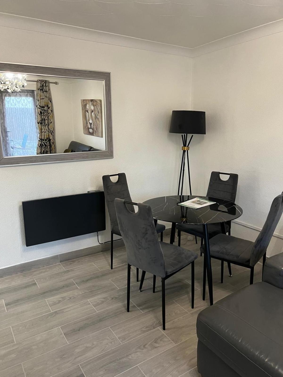 Beautiful 2-Bedroom In Grays Close To Lakeside Экстерьер фото