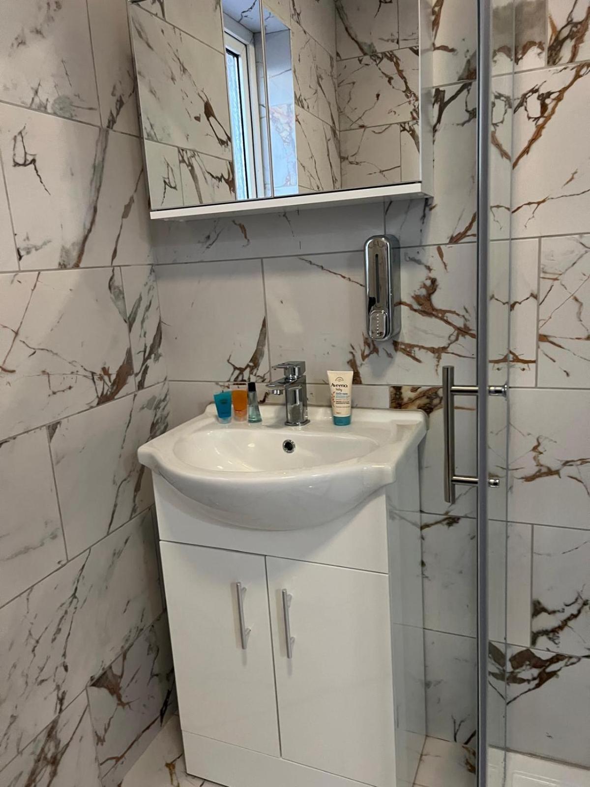 Beautiful 2-Bedroom In Grays Close To Lakeside Экстерьер фото